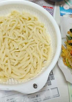 Hình của món Udon khô với tempura.