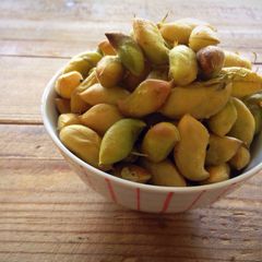 A picture of Fresh roasted garbanzo beans.