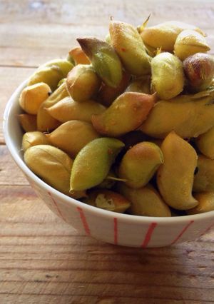A picture of Fresh roasted garbanzo beans.