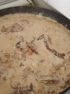 Una foto de Lomo a la crema de limón y champiñones, con papas al pimentón