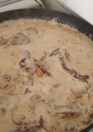 Una foto de Lomo a la crema de limón y champiñones, con papas al pimentón