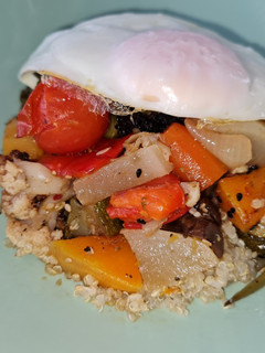 Una foto de Quinoa con verduras y huevo a la plancha