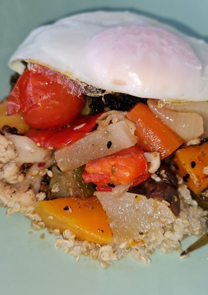 Una foto de Quinoa con verduras y huevo a la plancha