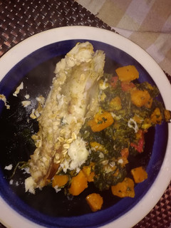 Una foto de Pescado al horno con vegetales salteados