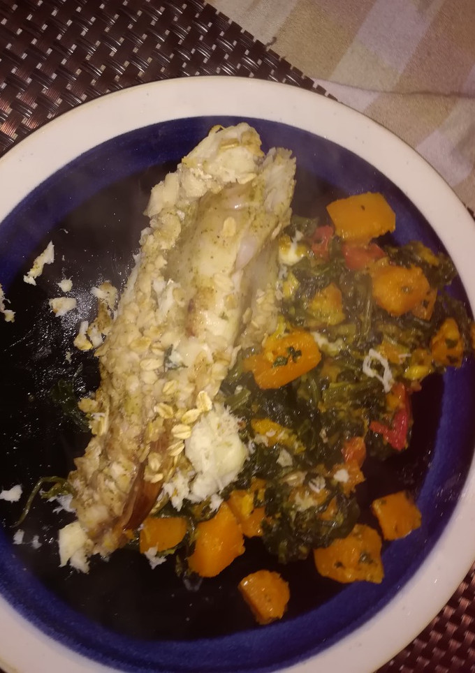 Una foto de Pescado al horno con vegetales salteados