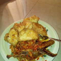 A picture of Yam en egg with cabbage sauce.