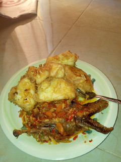 A picture of Yam en egg with cabbage sauce.