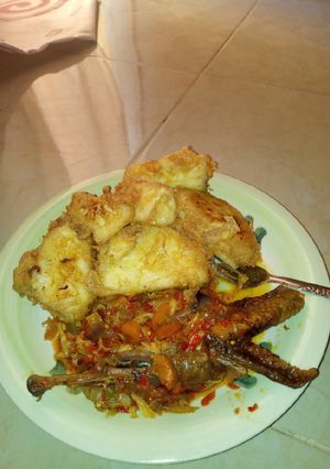A picture of Yam en egg with cabbage sauce.