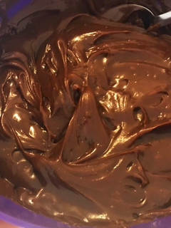 Una foto de Cobertura de chocolate y dulce de leche para tortas súper fácil