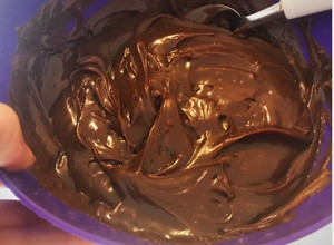 Una foto de Cobertura de chocolate y dulce de leche para tortas súper fácil