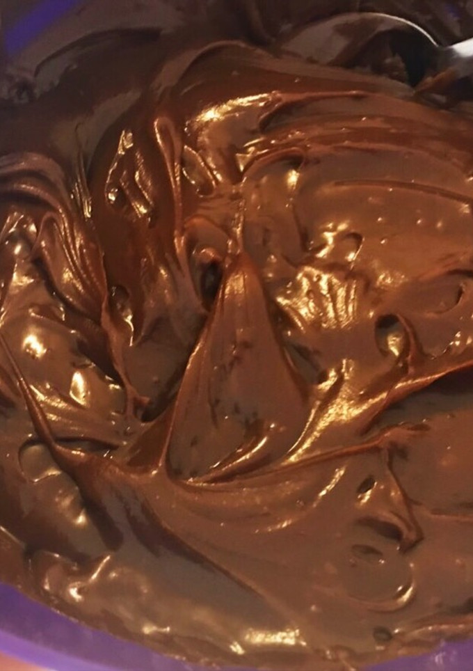 Una foto de Cobertura de chocolate y dulce de leche para tortas súper fácil