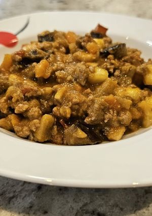 Una foto de Salteado de carne picada, calabacín, champiñones y berenjena