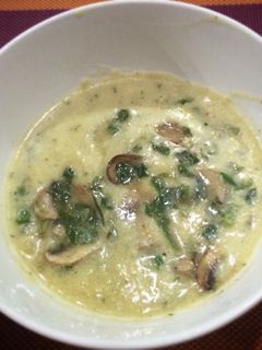 Una foto de Crema de Puerros y Papa con Hongos fritos