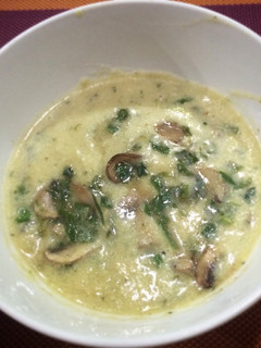Una foto de Crema de Puerros y Papa con Hongos fritos