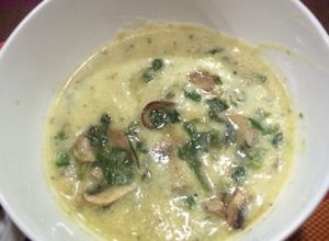 Una foto de Crema de Puerros y Papa con Hongos fritos