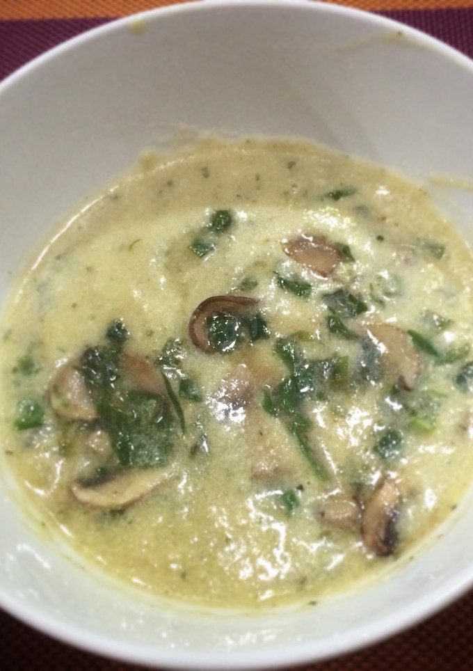 Una foto de Crema de Puerros y Papa con Hongos fritos