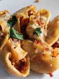 Lumaconi rellenos de carne, tomate, champiñones, jamón y nata
