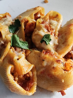 Una foto de Lumaconi rellenos de carne, tomate, champiñones, jamón y nata