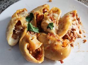 Foto principal de Lumaconi rellenos de carne, tomate, champiñones, jamón y nata