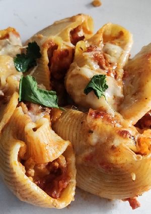 Una foto de Lumaconi rellenos de carne, tomate, champiñones, jamón y nata