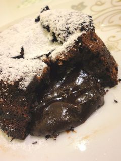 صورة لوصفة مولتن لافا كيك Molten Lava Cake من مطبخ ماجد