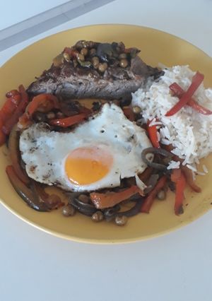 Una foto de Plancheta | Bajo paleta y punta de marucha adobado/verduras