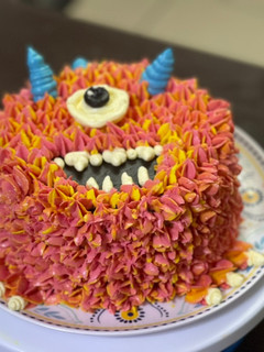 Una foto de Torta de colores diseño monstruoso