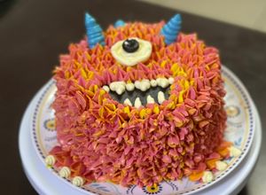 Una foto de Torta de colores diseño monstruoso