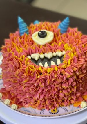 Una foto de Torta de colores diseño monstruoso