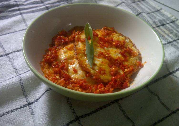 Bagaimana Menyiapkan Telur ceplok balado/ Hot chilli fried eggs, Bisa Manjain Lidah