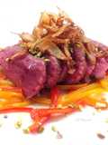 Tagliata di fassona con mini peperoni e cipolla fritta