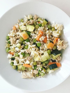Una foto de Ensalada de arroz integral y atún