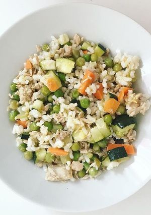 Una foto de Ensalada de arroz integral y atún