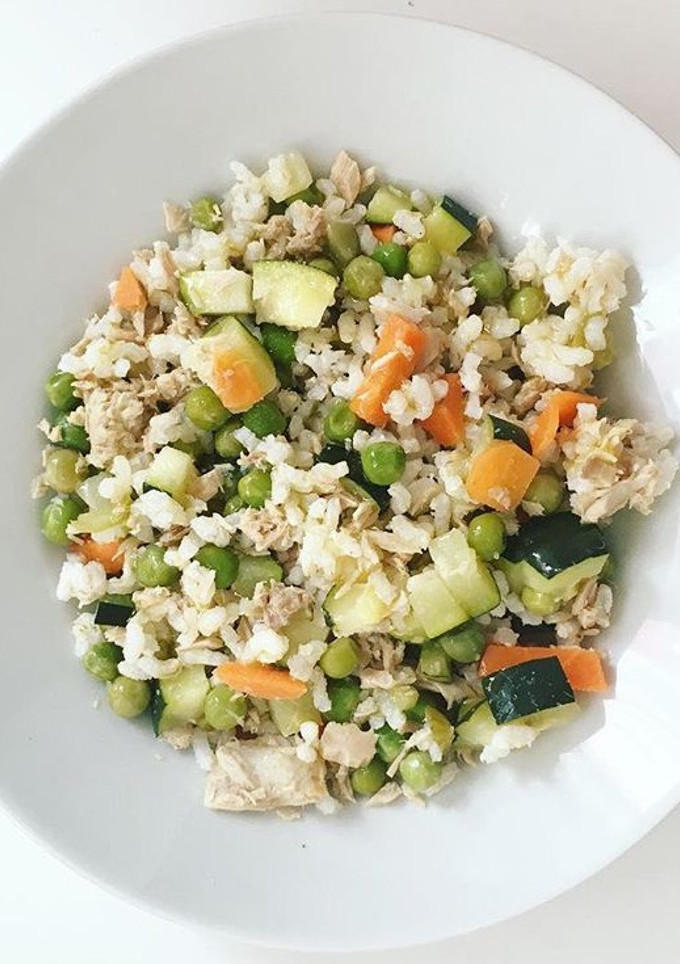 Una foto de Ensalada de arroz integral y atún