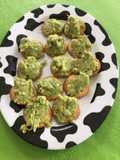 Galletitas tipo rex con dip de palta y queso azul