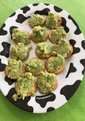 Una foto de Galletitas tipo rex con dip de palta y queso azul