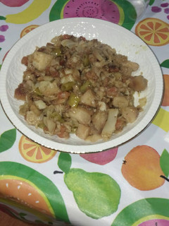 Una foto de Col, patatas y zanahorias en su jugo