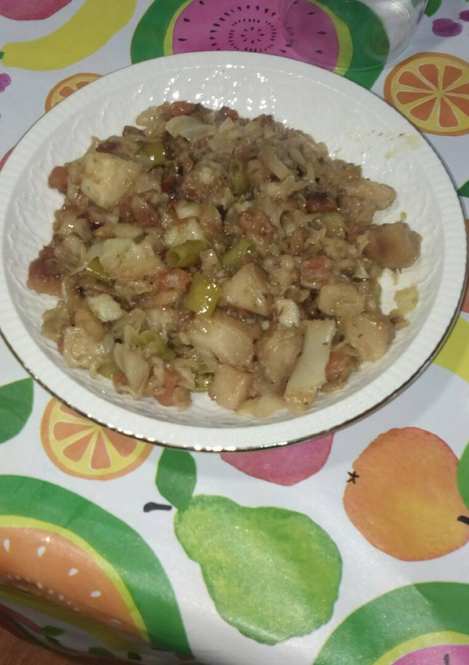 Una foto de Col, patatas y zanahorias en su jugo