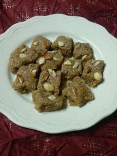 આદુ પાક (Ginger Paak Recipe In Gujarati) રેસીપી મુખ્ય ફોટો