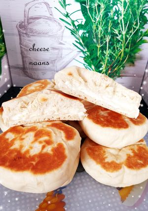 Une photo de Cheese naans au fromage