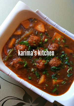 A picture of Italian meatballs sauce.