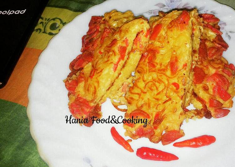 Bagaimana Menyiapkan Martabak Mie Sosis, Keju, Telur yang Enak