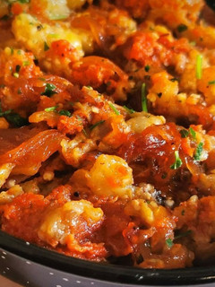 Una foto de Revuelto de Berenjena asada con Sobrasada, Cebolla caramelizada y Patatas fritas