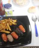 Embutidos variados con patatas fritas