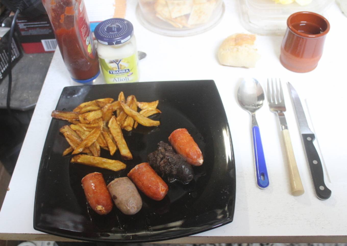 Embutidos variados con patatas fritas