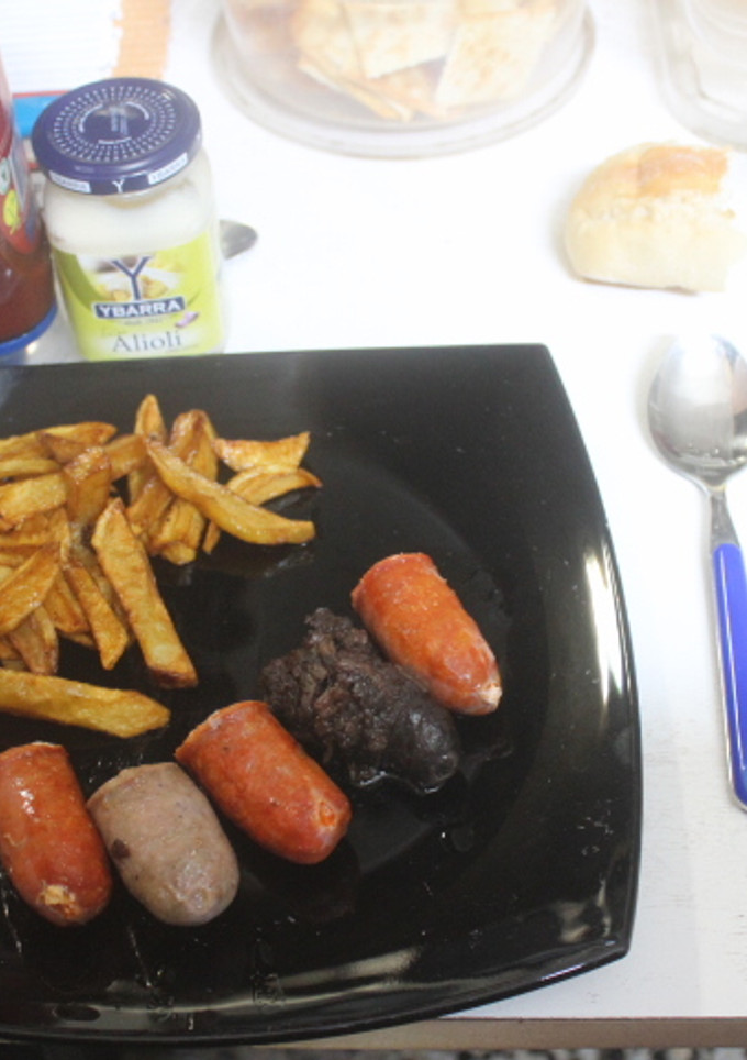Una foto de Embutidos variados con patatas fritas