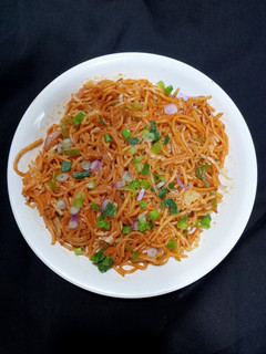 होटल जैसी चिली गार्लिक वेज चाउमीन (Chilli Garlic veg Chowmein recipe in hindi) रेसिपी मुख्य फोटो