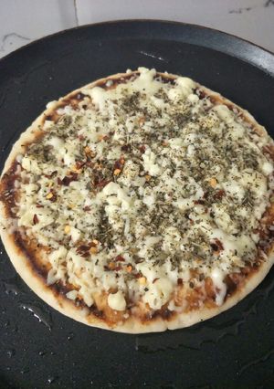 પીઝા (Pizza Recipe In Gujarati) રેસીપી મુખ્ય ફોટો