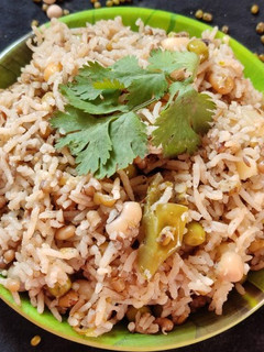 મિક્સ કઠોળ પુલાવ (Mix Kathol Pulav Recipe in Gujarati) રેસીપી મુખ્ય ફોટો