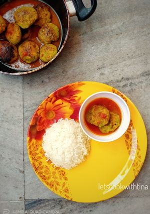 A picture of Koraishutir Kofta Curry.